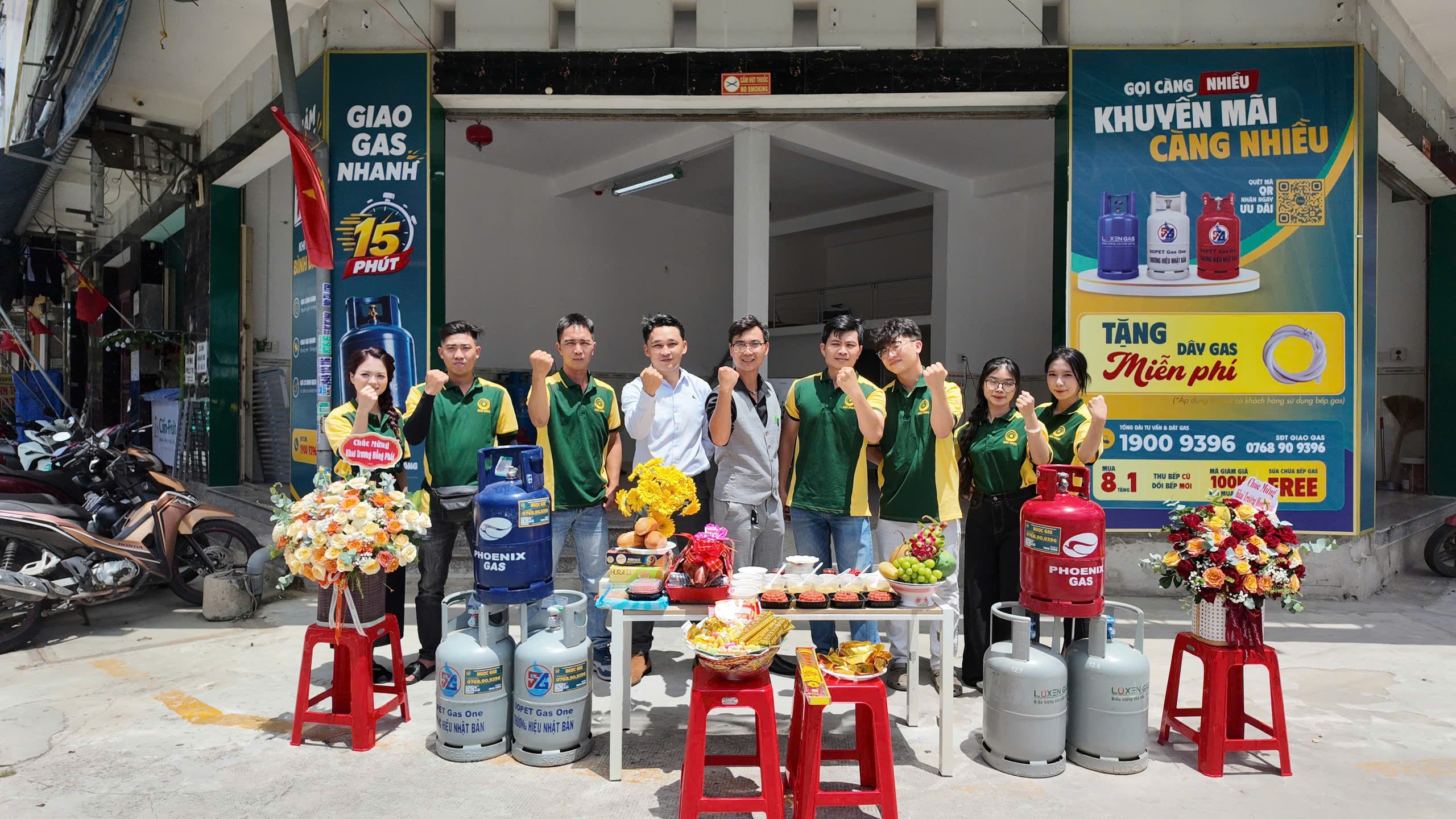 Đội ngũ nhân viên giao gas Ngọc Gas và các dòng bình gas chính hãng Sopet Gas One, Phoenix Gas, Luxen Gas